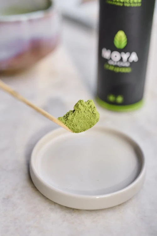 moya-matcha-codzienna-przyblizenie-na-proszek-w-chashaku.webp
